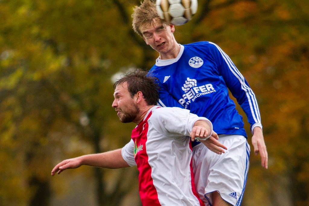 Een duel uit de bekerwedstrijd. Foto: Marcel Houwer