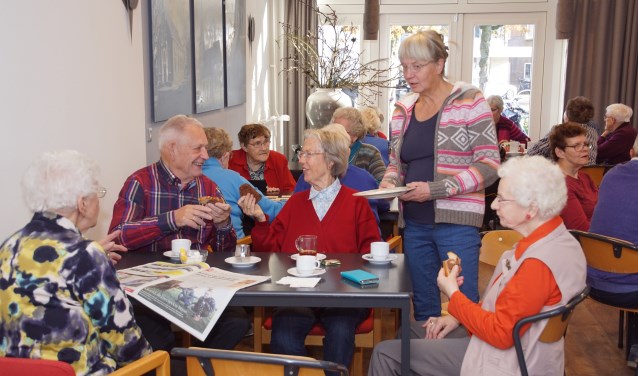 Koffie, thee, een praatje of een spelletje: het kan allemaal in het Inloophuis. Foto: Frank Vinkenvleugel