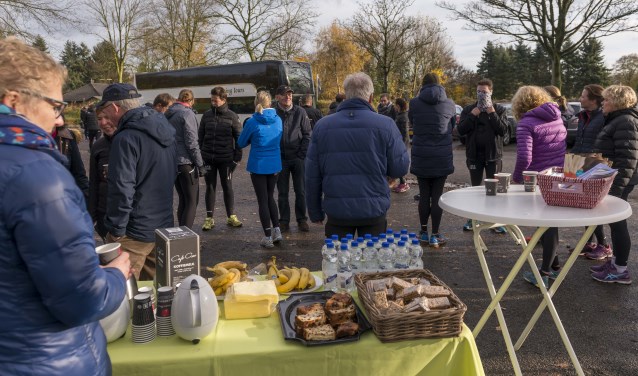 Sravana en het Inloophuis Oude IJssel verwelkomen de renners van Run2Care. Foto: Simon Schutter