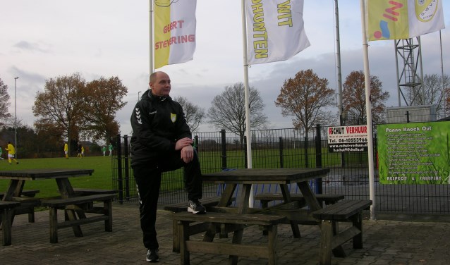 Hoofdcoach Edwin Grotenhuis op Sportpark De Buitenham. Foto: John van der Kamp