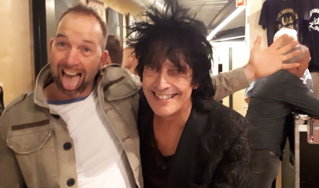 Veel fans wilden met hun held op de foto. Zo ook Tom Seegers, hier met jeugdheld David Hollestelle. Foto: Waltraud Wensink