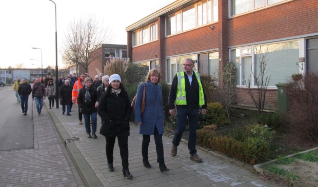 Sevda Bali (vooraan links) tijdens een wijkbezoek in het kader van het Afkoppelingsproject. Foto: Bert Vinkenborg