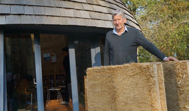 Het strohuis van Pim Hondeveld staat in de tuin van zijn eigen woning in Gelselaar. Foto: Richard Stegers