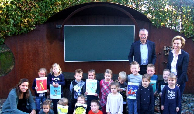 Groep 1 en 2 met juf Femke Roelofs (links), Peter van de Wardt en Jeannine Jansen (rechts). Foto: Reinier Kroesen