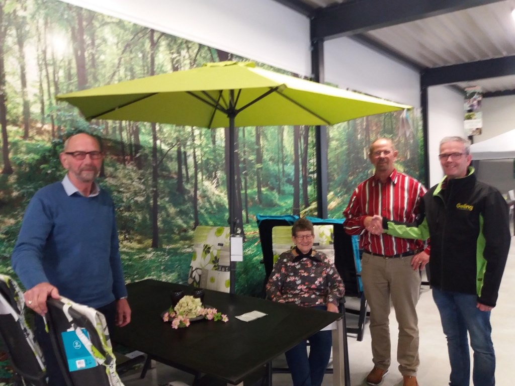 Alfons Wagener overhandigt samen met Marcel Geling (rechts) de prijs aan de heer en mevrouw Aalbers. Foto: PR