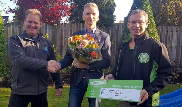 Namens Spieker Hoveniers reikt René Spieker de prijs uit aan winnaar Te Brake. Foto: PR