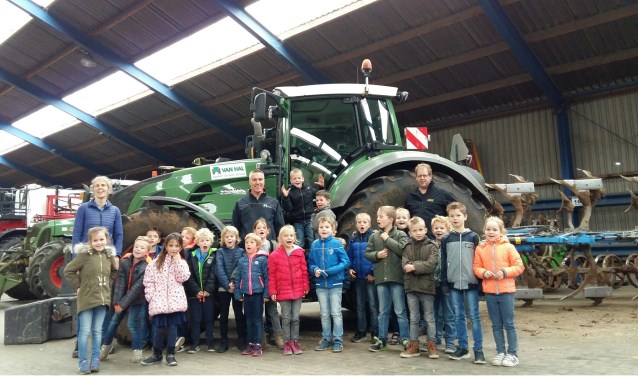 De leerlingen van De Borckeshof op bezoek bij Van Hal in Voorst. Foto: PR