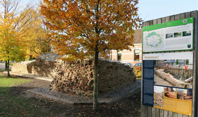 De gerestaureerde restanten van de voormalige Beltrummerpoort. Foto: Theo Huijskes