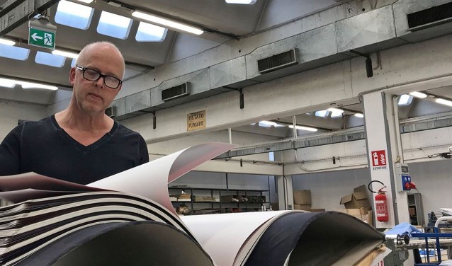 Paul Dekker presenteert artiestenboek. Foto: PR