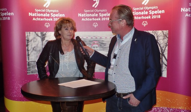 Corine Hartman vertelt Erik Hagelstein over haar misdaadthriller 'Groen Licht'. Foto: Henri Walterbos