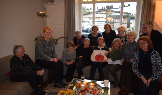 Op 27 november ontvingen de vrijwilligers van het Alzheimer Café Zutphen de Rode Taart uit handen van kandidaat-raadslid Suzanne de Geus. Foto: PR