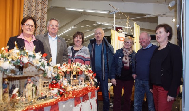 Een deel van de organisatoren met enkele kerststallen. Foto: Frank Vinkenvleugel