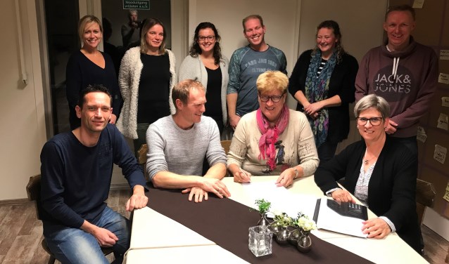 De nieuwe beheerder Ali ten Bokkel geflankeerd door het bestuur van 't Romienendal. Foto: PR