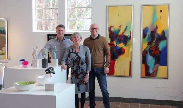 Mike (l.) en Rick Hulshof en Mieke van Kordelaar in de Kunstuitleen. Foto: PR