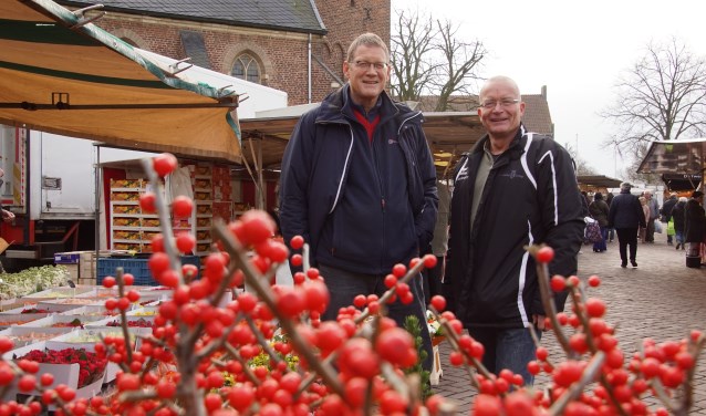 Albert Pomper en marktmeester Henk Jan Freriks gaan met de marktondernemers voor de nominatie 'Beste kleine markt'. Foto: Frank Vinkenvleugel