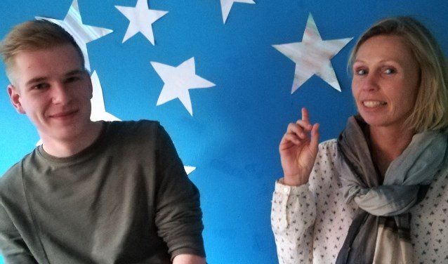 Monique Wieskamp met haar collega Nico Evers, voor hun sterrenmuur. Foto: Eva Schipper