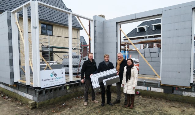 Van links naar rechts: aannemer Rob Luttikholt, architect Herman van der Heijden en de nieuwe bewoners Doné Nienhuis en partner Gerbina. Foto: Theo Huijskes