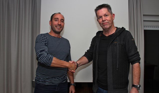 Tom van der Weijden draagt voorzitterstaak over aan Klaas Leutscher. Foto: Liesbeth Spaansen
