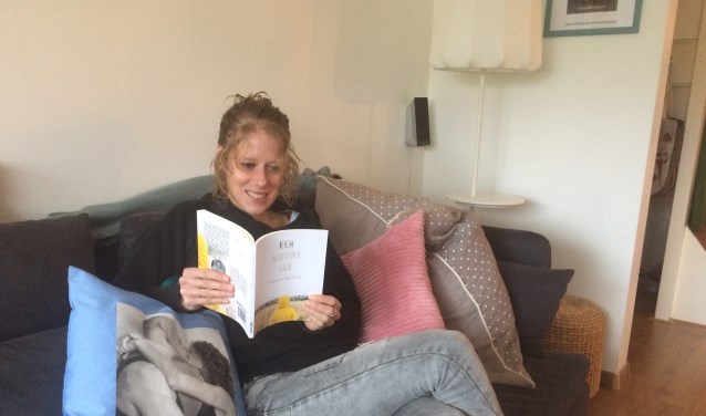 Karin Weidekamp met haar boek op de bank. Foto: Barbara Pavinati