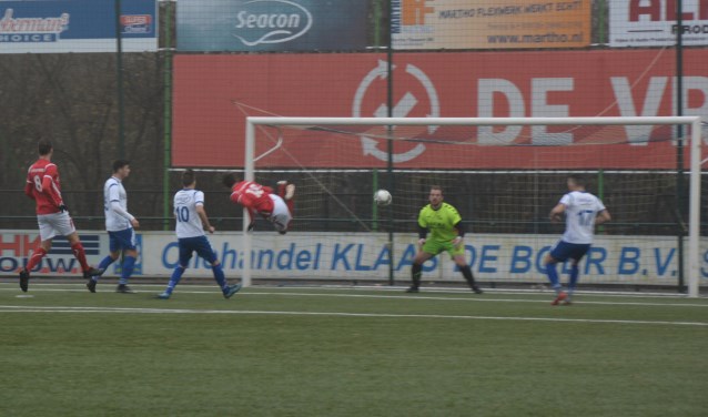 Sjoerd te Boekhorst (18) kopt binnen twee minuten de 0-1 voorsprong voor AZSV in de touwen. Foto: Andre Wamelink