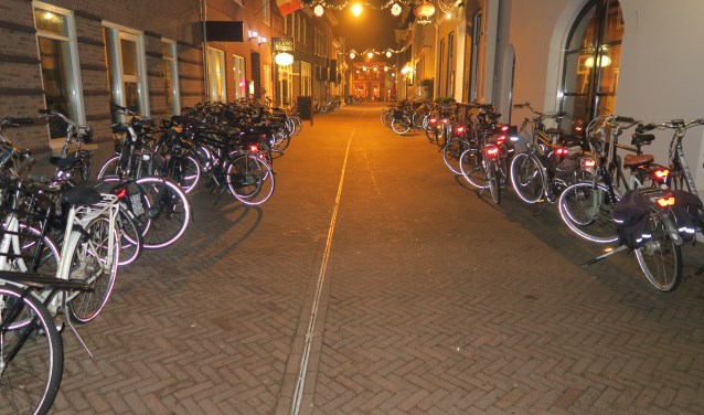 Fietsen in de Kevelderstraat van belangstellenden voor de voorverkoop van CV De Knunnekes. Foto: Theo Huijskes