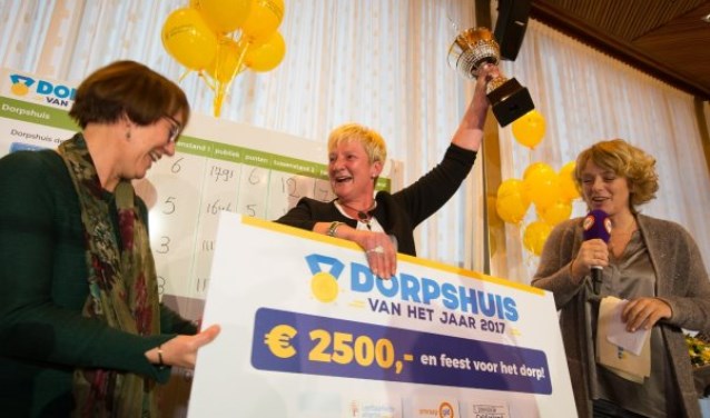 De cheque, die zal worden besteed aan een winterfair voor het hele dorp. Foto: PR