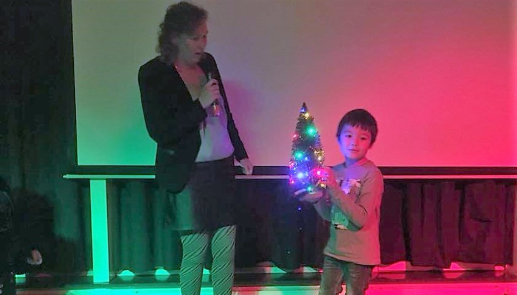 Steven ziet zijn wens in vervulling gaan. Hij krijgt van Marit Ranzijn zijn eigen kerstboom. Foto: PR