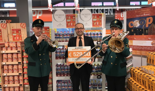 De cheque werd muzikaal in ontvangst genomen. Foto: PR