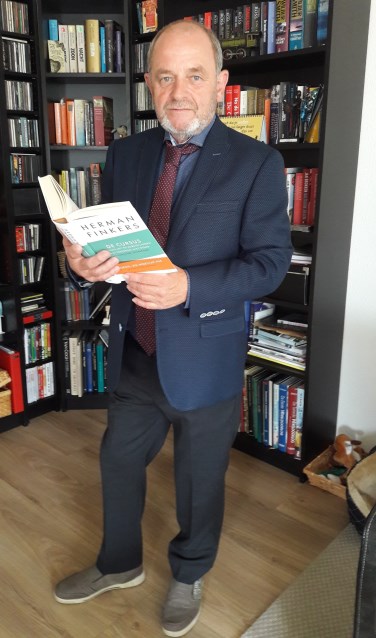 Jan Buter haalt veel inspiratie uit het werk van Herman Finkers. "Hij weet diepgang te verpakken in humor. Foto: Betty Leerink