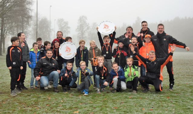 Beide kampioensteams bij elkaar. Foto: PR