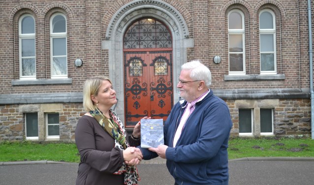 Tanja Loeff neemt het eerste exemplaar in ontvangst uit handen van Frans Schaars. Foto: Joke Burink