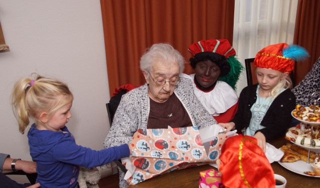 De kleinkinderen hielpen maar wat graag bij het uitpakken van de cadeautjes. Foto: Frank Vinkenvleugel