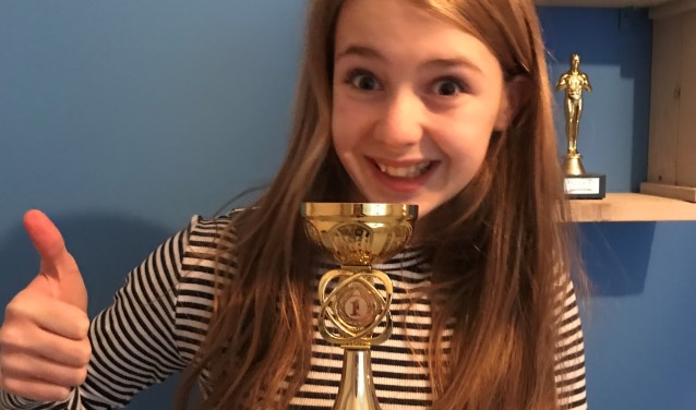 De 11-jarige Mila Kok uit Zutphen is de trotse winnaar geworden van het Cinekid filmfestival shorts. Foto: PR