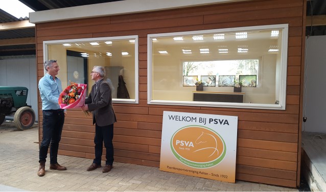 Wim Salemink bedankt Mark Nederlof met een boeket bloemen voor de kantoorunit. Foto: Iris Jansen