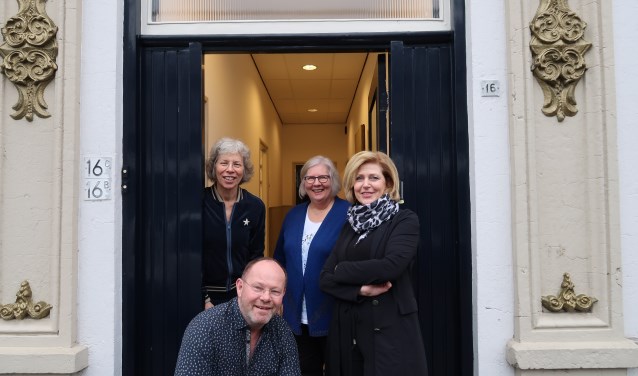 Janette Eyck, Boudewijn Wolbert, Joke Rottier en Jacqueline Dieks zijn vanaf begin volgend jaar samen actief vanuit ’t Spalhuus in de Hengelose Spalstraat. Foto: Luuk Stam