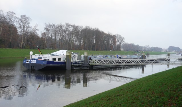 Het schip heeft zelfstandig aangelegd bij de sluis in Eefde. Foto: GinoPress B.V.