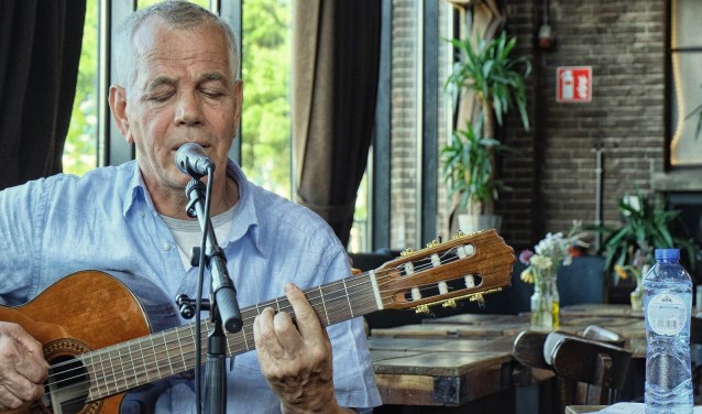 Martin B. Kaufmann zingt covers en eigen werk in het Theater onder de Molen. Foto: PR