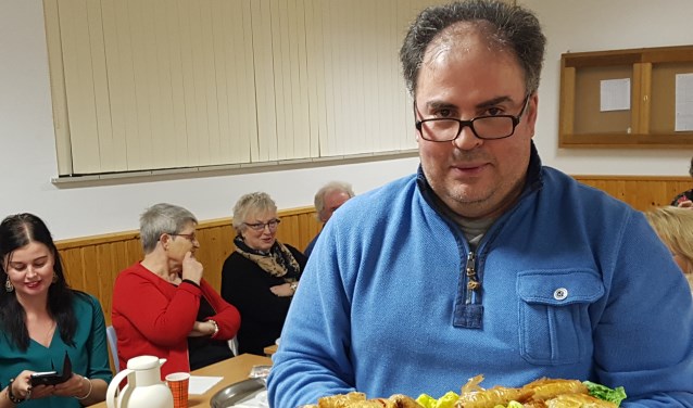 De gasten worden gastvrij ontvangen door Boukhiyar Taouil. foto: Kyra Broshuis