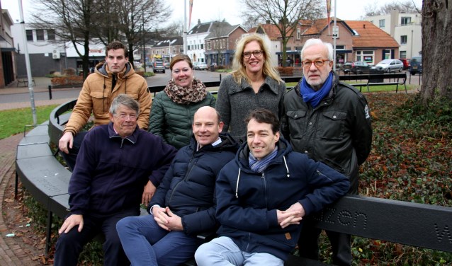 Voor Vorden Van Vorden: staand Frank Scheffer, Riske Legtenberg, Ingrid Keizer en Jan Ilsink; zittend Bart Veen, Maarten Smit en Marnix Meijer. Foto: Liesbeth Spaansen