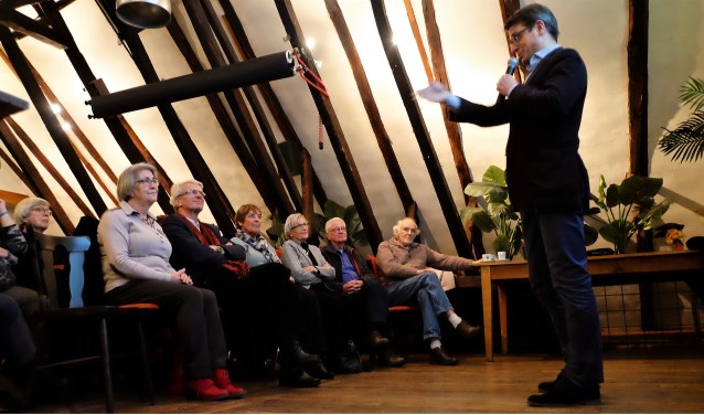 Rob Driessen tijdens zijn lezing bij het Achterhoeks Kunstcafé. Foto: Bart Willemsen