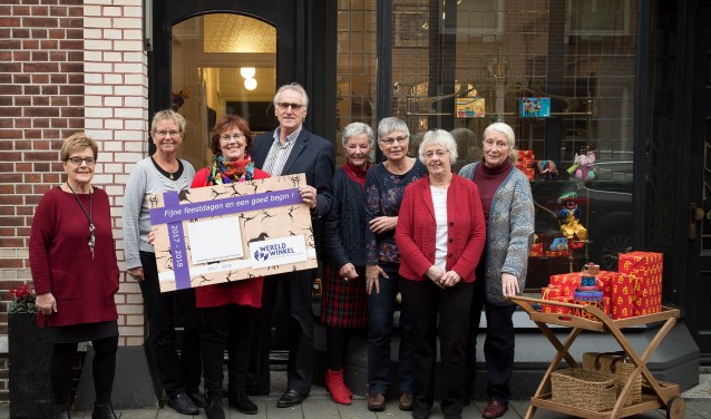 Een aantal vrijwilligers van de Wereldwinkel. Vlnr. Joke Roerdink, Paula Hendriksen, aftredend voorzitter Wilma van der Donk, nieuwe voorzitter Joop Koopmanschap, Bernadet Pothof, Ria Kroekenstoel, Annie Raben en Henny van der Heide. Foto: Mark Ebbers