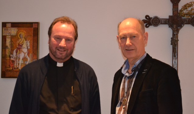 Pastoor Jurgen Jansen met diaken Theo Reuling (r) van parochie H. Gabriël. Foto: Joke Burink