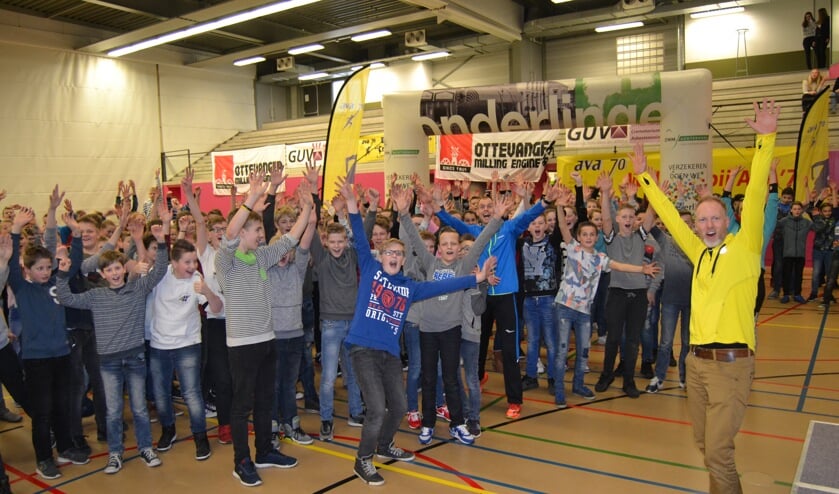 Scholieren en begeleiders trappen af voor Scholierenrun. Foto: Karin Stronks