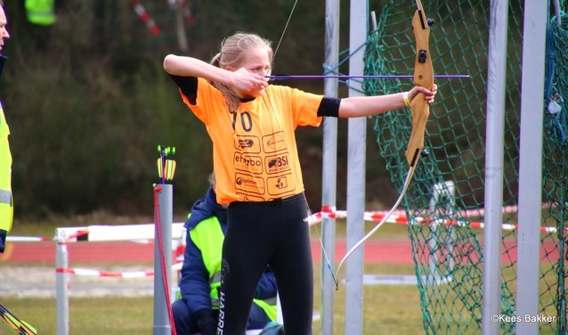 Eva in actie tijdens het boogschieten. Foto: PR