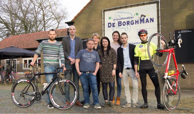 Van links naar rechts: Gert Jan Koens, John van Lochem, Gerco en Carin Honders, Loes Oonk, Corine Lankhof, Lars Veldboom en Barry Lageschaar (een deelnemer). Foto: Ingeborg Veldboom Fotografie.