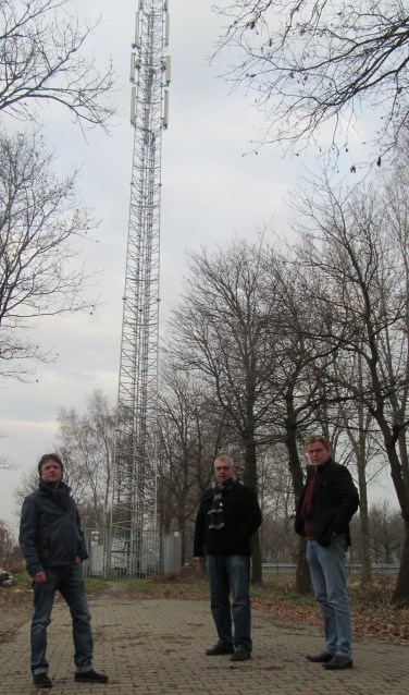 Een werkgroep bij een zendmast, nodig voor draadloos internet. Foto: Bert Vinkenborg