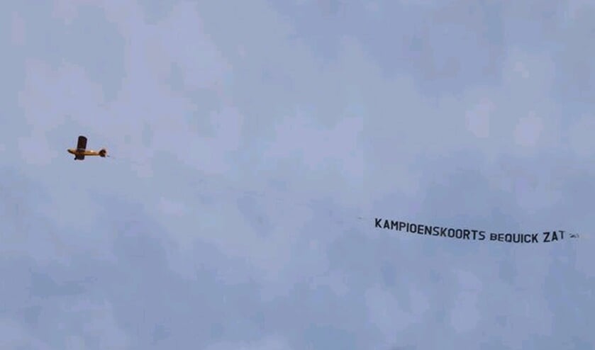Be Quick liet een vliegtuig met een KampioensKoorts banner de lucht ingaan. Foto: PR