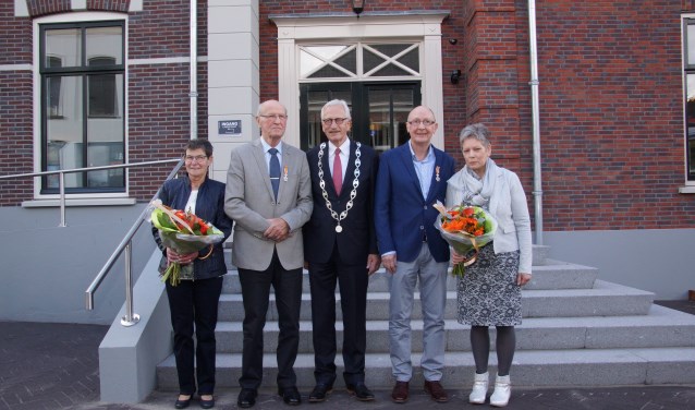 Links Jan Veldboom en zijn metgezel, burgemeester Arnold Gerritsen en rechts Hans ter Beek en zijn vrouw. Foto: Frank Vinkenvleugel