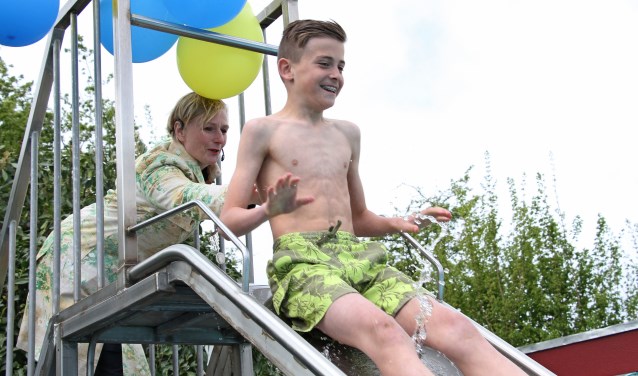 Quinn Rutten en burgemeester Besselink openen het zwembad. Foto: Liesbeth Spaansen