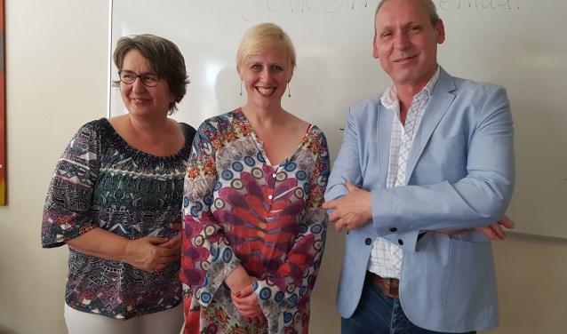 Inge Reijrink, Linda van der Berg en wethouder Jos Hoenderboom tijdens de officiële opening van Taalcafé Groenlo. foto: Kyra Broshuis